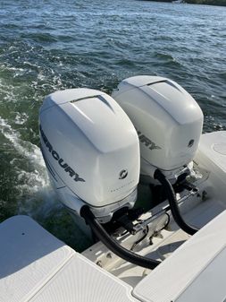 Boston Whaler Vantage 320 image