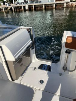 Boston Whaler Vantage 320 image