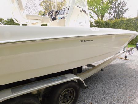 Boston Whaler 240 Dauntless image