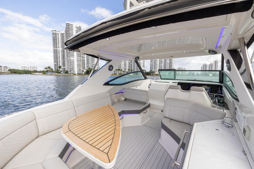 Sea Ray Sundancer 320 image