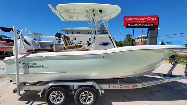 Pioneer 222 Islander