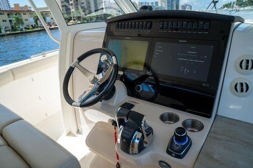 Boston-whaler 350-REALM image