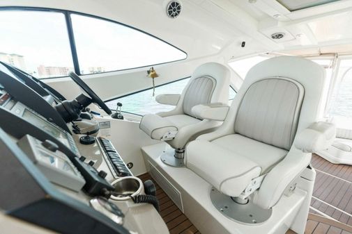 Cruisers Yachts 520 Coupe image