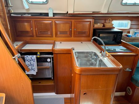 Beneteau 381 image