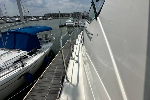 Cruisers Yachts 405 Express Motoryacht image