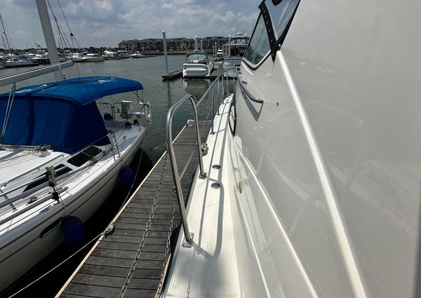 Cruisers Yachts 405 Express Motoryacht image