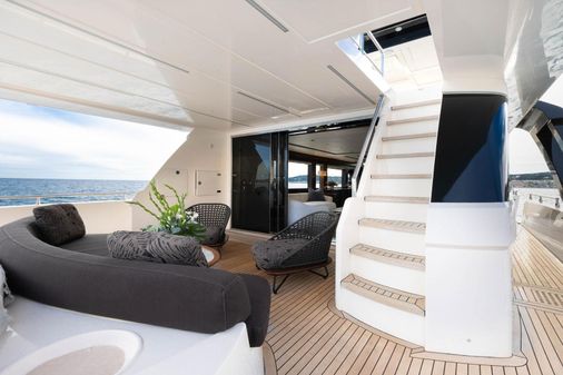 Cayman Yachts F920 image