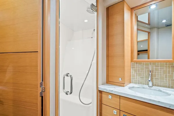 Hatteras 63 GT image