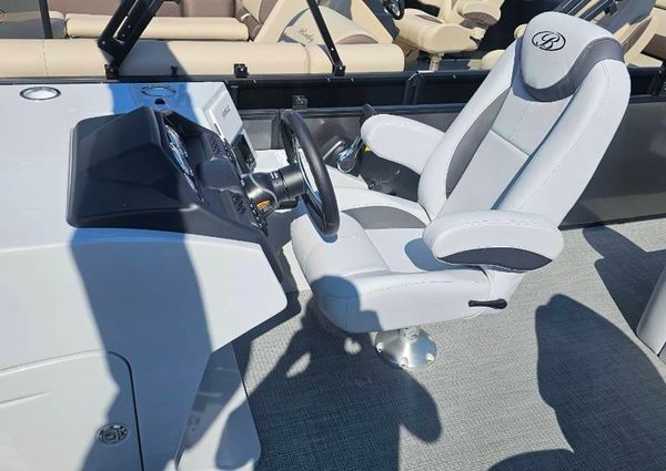 Bentley-pontoons LEGACY-223-SWINGBACK image