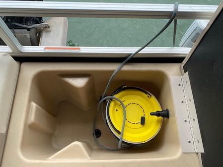 Sun Tracker Fishin' Barge 22 DLX image
