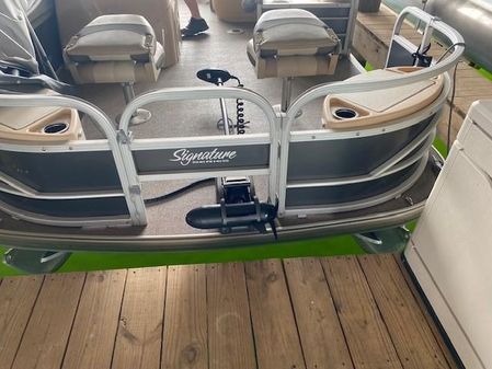 Sun Tracker Fishin' Barge 22 DLX image