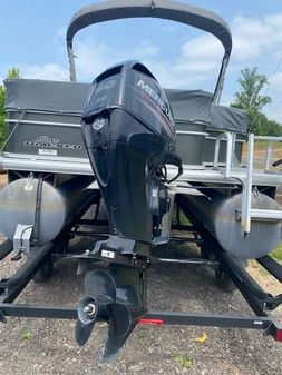 Sun Tracker Fishin' Barge 22 DLX image