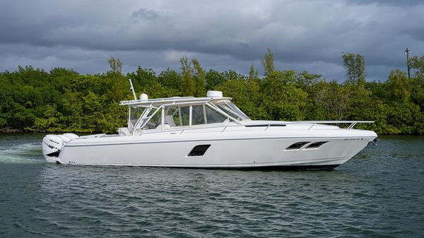 Intrepid 400 Cuddy