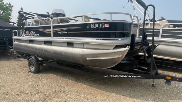 Sun Tracker Bass Buggy 18 DLX 