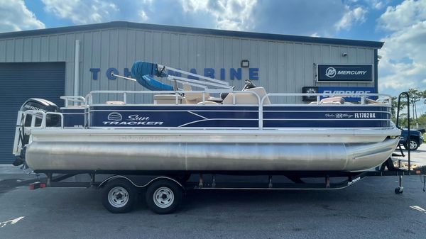 Sun Tracker Fishing Barge 22