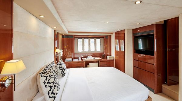 Princess Yachts V70 image