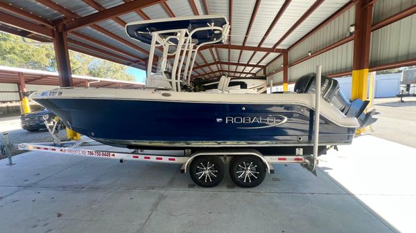 Robalo R242 Explorer