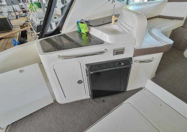 Cruisers Yachts 330 Express image