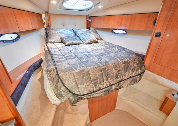 Cruisers Yachts 330 Express image