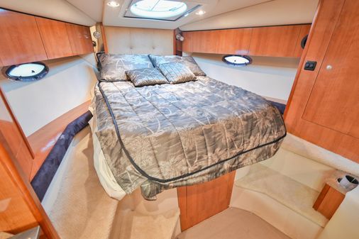 Cruisers Yachts 330 Express image