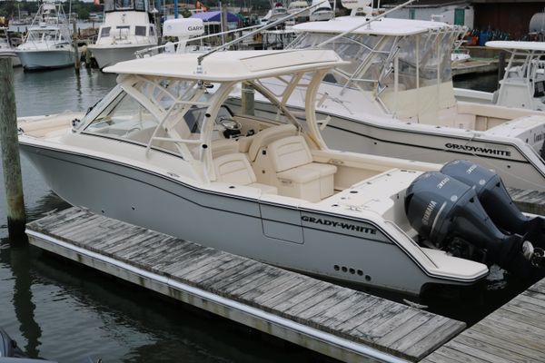 Grady-White Freedom 325 - main image