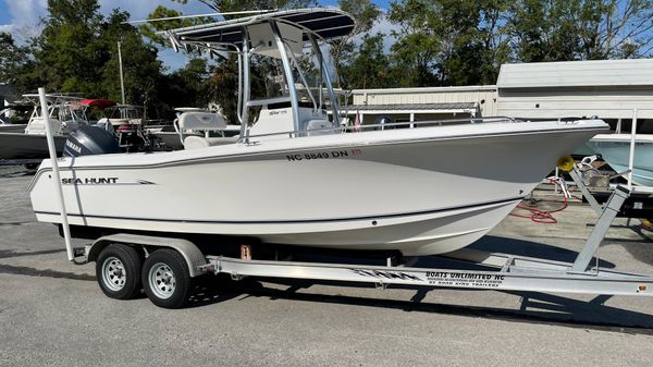 Sea Hunt Triton 220 