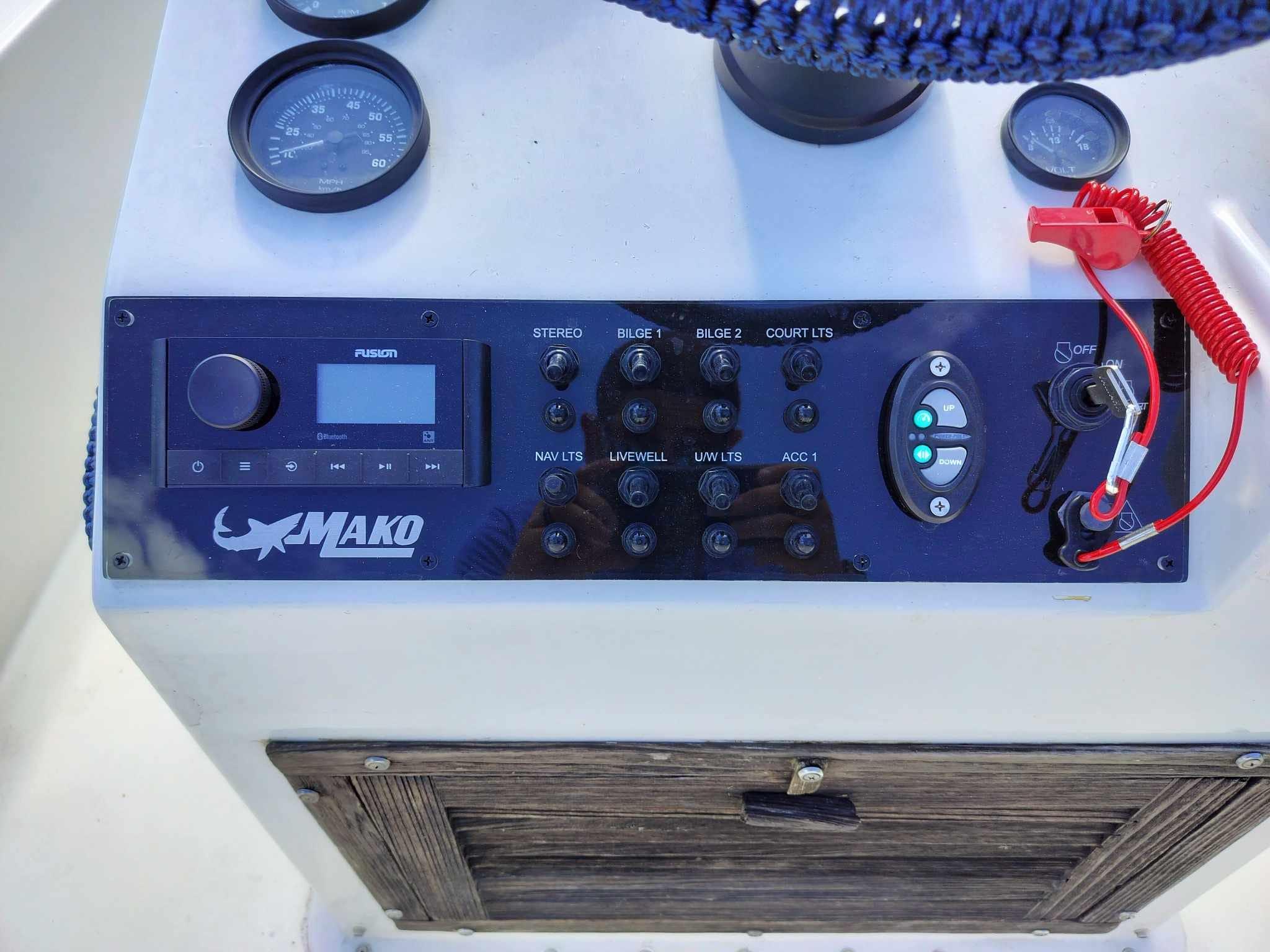 1988 Mako 171 center console