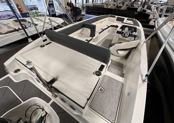 Bayliner DECKBOAT-DX-2000 image