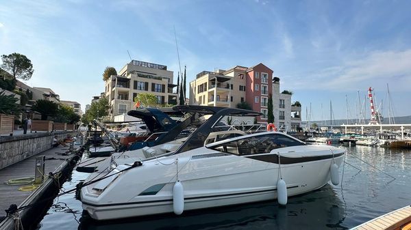 Fairline F33 