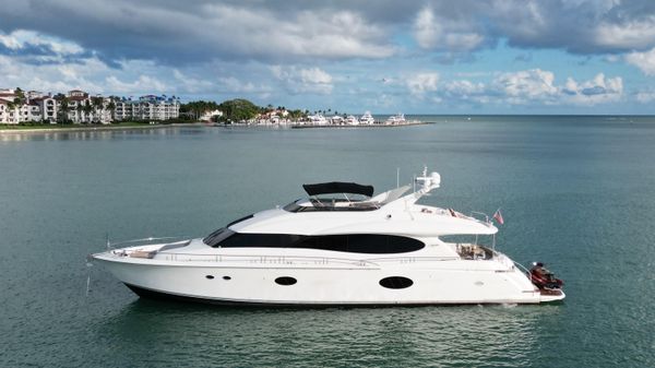Lazzara 84 Flybridge