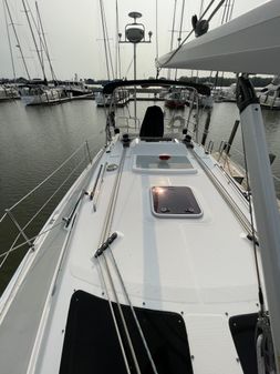 Hunter 33 image