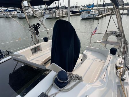 Hunter 33 image