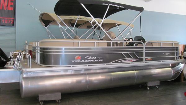 Sun Tracker Party Barge 22 RF XP3