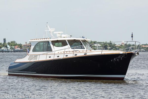 Hinckley Talaria 55 Motoryacht - main image