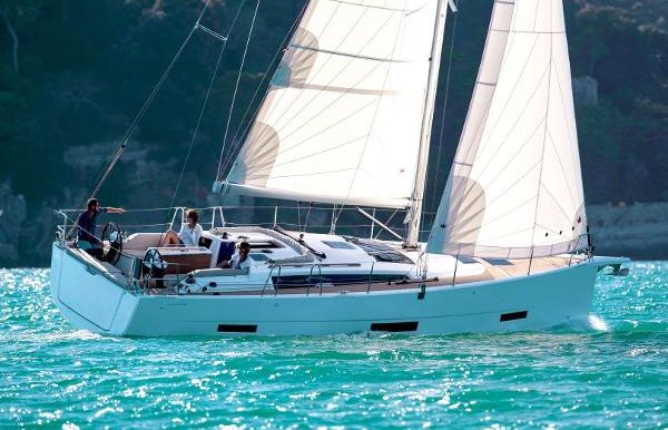 2023 Dufour 390
