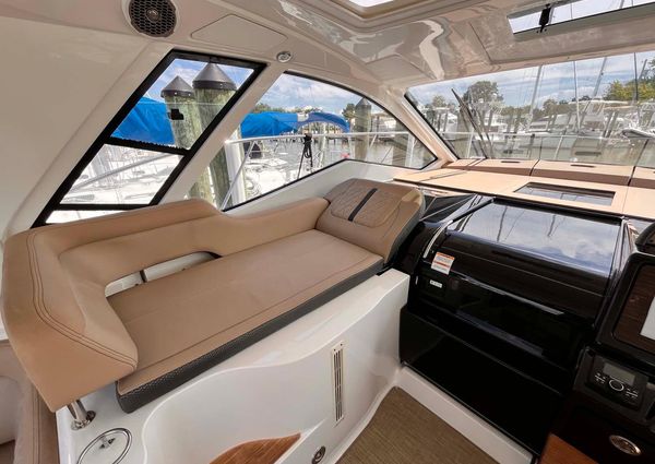 Sea Ray Sundancer 350 Coupe image