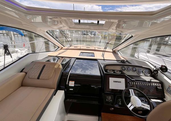 Sea Ray Sundancer 350 Coupe image