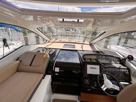 Sea Ray Sundancer 350 Coupe image