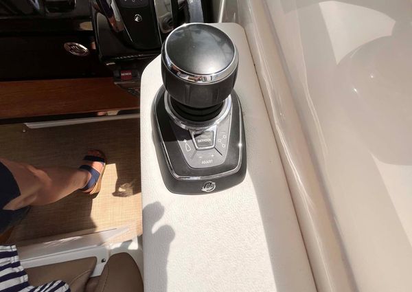 Sea Ray Sundancer 350 Coupe image