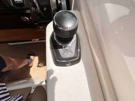 Sea Ray Sundancer 350 Coupe image