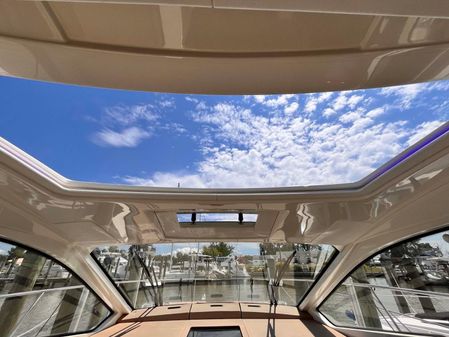 Sea Ray Sundancer 350 Coupe image