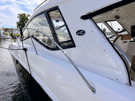 Sea Ray Sundancer 350 Coupe image