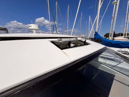 Sea Ray Sundancer 350 Coupe image