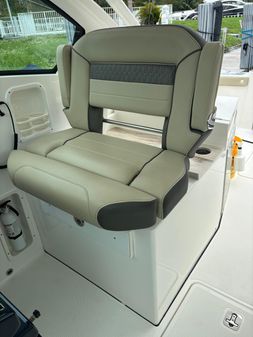 Pursuit 325 Dual Console image