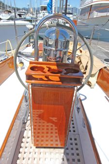 Hinckley Pilot 35 sloop image