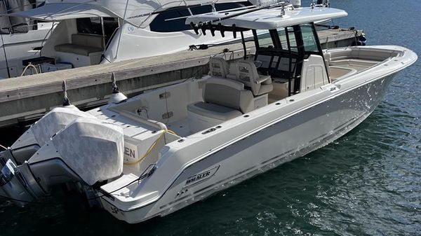 Boston Whaler 33 OUTRAGE 