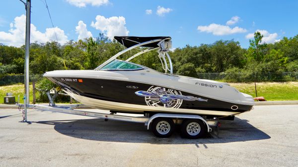 Sea Ray 230 Select Fission