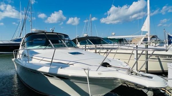 Sea Ray 33 Express Cruiser
