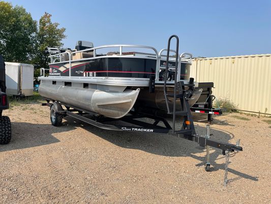 Sun Tracker Bass Buggy 18DLX - main image