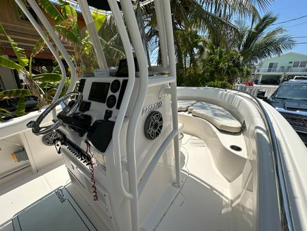 Robalo R222 image